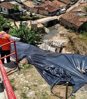 Defesa Civil segue instalando lonas nas áreas de risco de Maceió