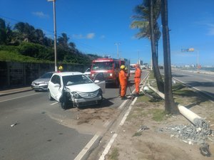 Carro colide com poste na Avenida Assis Chateaubriand