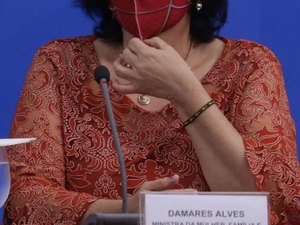 Damares vê 'milagre da cloroquina' no PI, mas médico nega eficácia da droga
