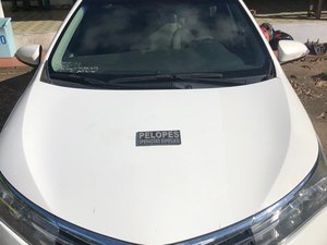 PM recupera carro roubado abandonado em rodovia na cidade de Arapiraca