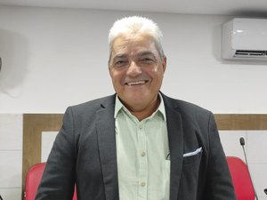 Direção da Escola Cívico-Militar mostra modelo da instituição na Câmara de Maragogi