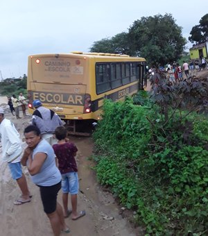 [Vídeo] Ônibus escolar quase tomba em Batalha