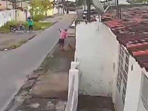 [Vídeo] Pitbull ataca homem e cadela no Benedito Bentes