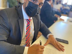 Novo presidente da Câmara de Maceió fala sobre futuro da Casa e critica ex-prefeito