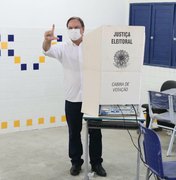 [Vídeo] Candidato a prefeito de Arapiraca, Luciano Barbosa é aplaudido por apoiadores ao comparecer ao local de votação