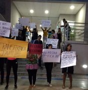 Estudantes realizam protestos após demissões de professores de faculdade