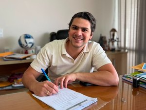 Prefeito de Santana do Ipanema sanciona lei que garante Piso Nacional para professores