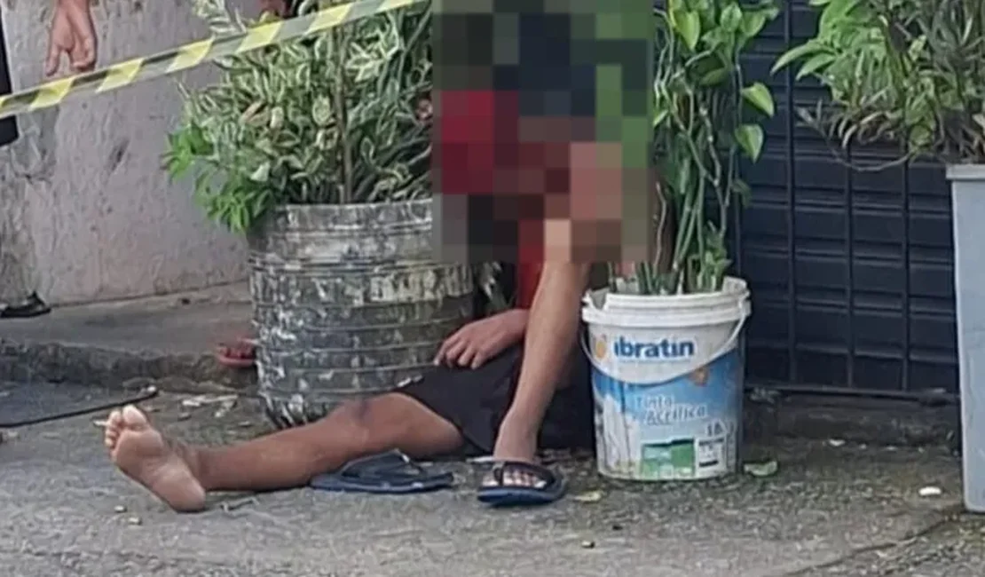 Adolescente de 15 anos é morto a tiros em frente a escola na parte alta de Maceió