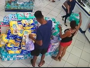 [Vídeo] Mulher furta fraldas em farmácia e volta dias depois acompanhada e comete novo roubo