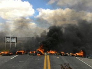 Índios bloqueiam rodovias estaduais e federais em Alagoas