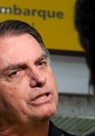 Condenado, ex-presidente Bolsonaro vai a hospital em comboio policial
