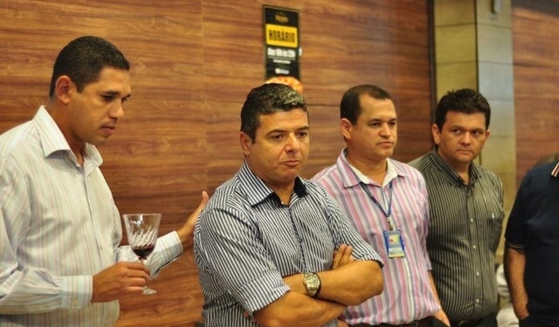 Clientes do Unicompra aprendem técnicas de vinhos