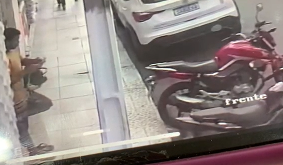 [Vídeo] Homem rouba moto estacionada na rua Dom Vital em Arapiraca