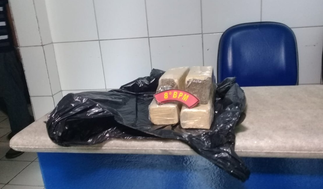 Após denúncia, mulher é presa com 2 kg de maconha no Rio Novo
