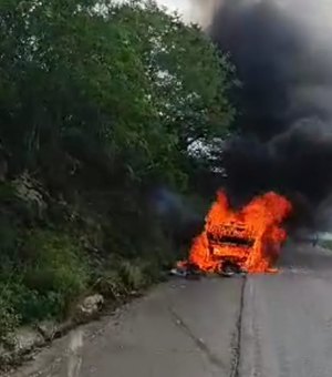 [Vídeo] Popular salva vítimas de incêndio em veículo: “estou todo queimado”