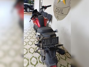 Motocicleta roubada é encontrada com fios cortados e peças quebradas em Arapiraca