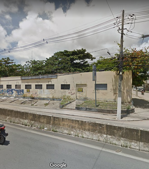 Prédio de escola desativada no bairro do Poço é demolida