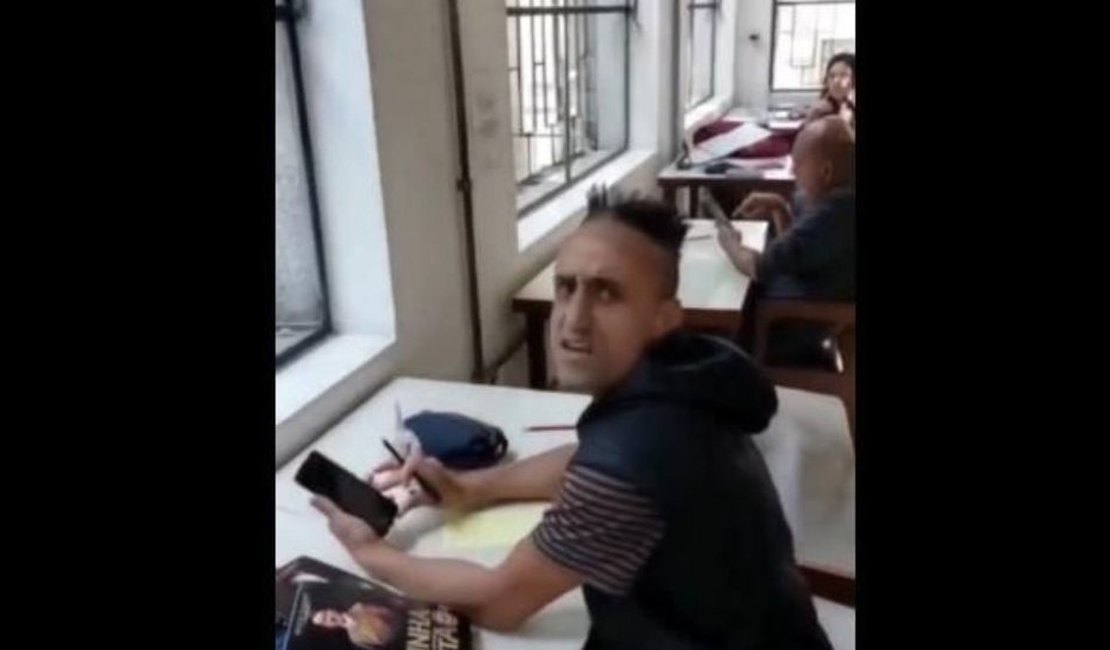 Homem que lia livro de Hitler é detido após fazer ofensas racistas e homofóbicas na Biblioteca Mario de Andrade