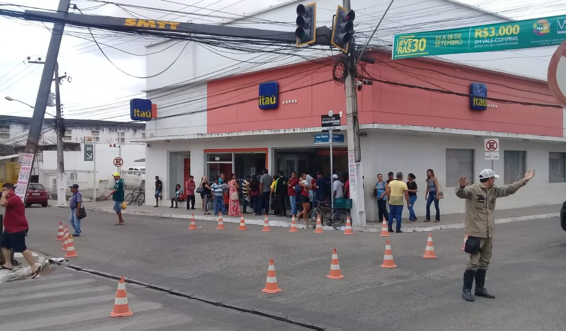 Semáforo despenca em rua do centro de Arapiraca