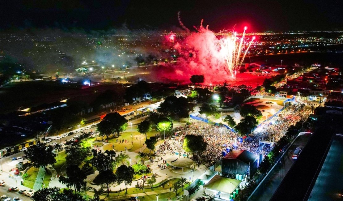Réveillon de Todos Nós reúne multidão e celebra a virada do ano em Maceió