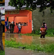 Chuva causa alagamentos e deixa ônibus escolar ilhado em União dos Palmares