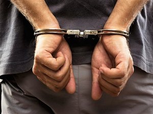 Jovem é preso e adolescentes são apreendidos com arma de fogo e drogas
