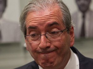 Cunha é excluído de grupo do PMDB no WhatsApp logo após ser preso