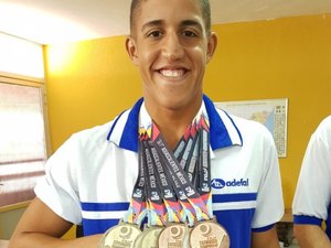 Governador assina contratos e entrega kits do programa Bolsa Atleta Alagoas