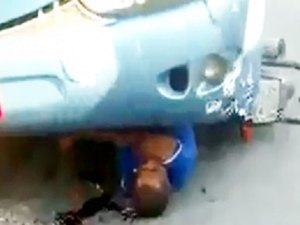 [Vídeo] Motociclista fica preso sob ônibus após colisão