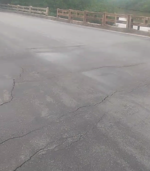 [Vídeo] Moradores mostram rachaduras em ponte no Rio Meirim, em Ipioca