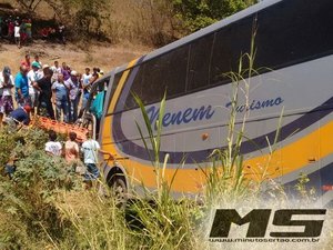 Ônibus cai em ribanceira e fere dois em Mata Grande