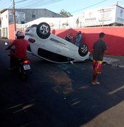 Veículo capota próximo a um bar no bairro Brasília em Arapiraca