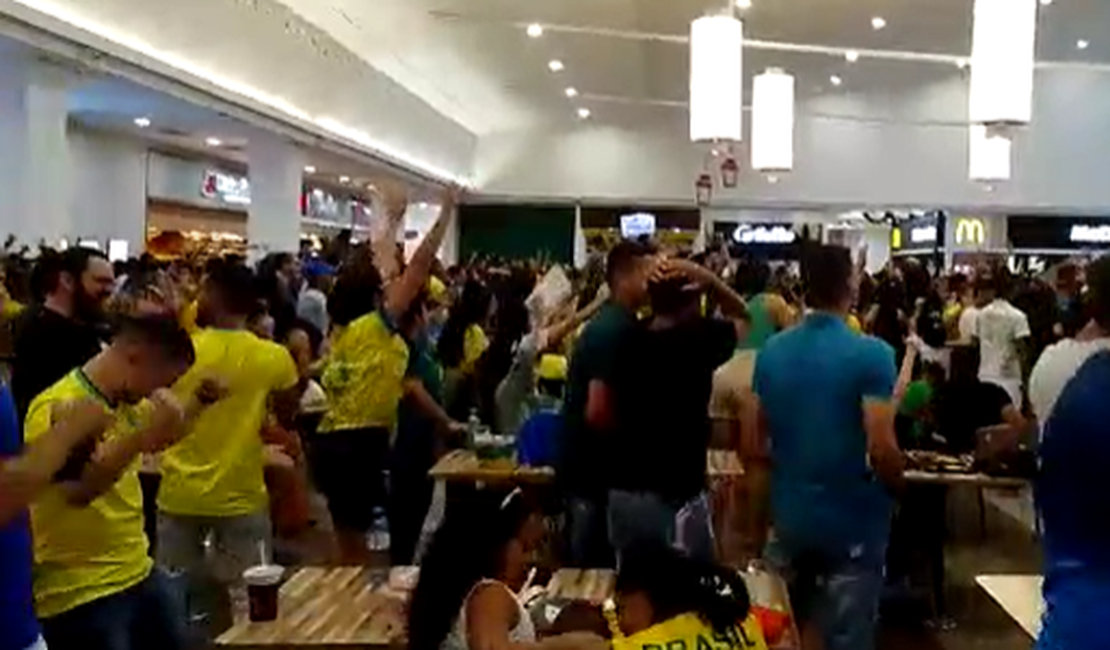 [Vídeo] Arapiraquenses vibram com gols de Richarlison e estreia vitoriosa do Brasil na Copa
