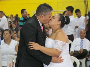 ?Justiça Itinerante oficializa união de 133 casais em casamento coletivo