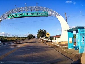 No Sertão, mães denunciam que filhos estão sem fardamento e só comem biscoitos com água na merenda