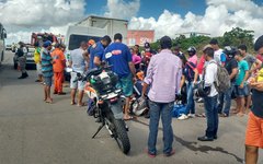 Populares acompanham resgate de vítimas de acidente na AL-110