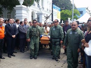 Comoção marca o sepultamento de militares