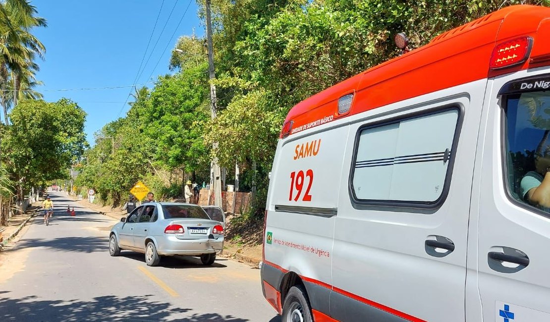 Colisão entre carro e moto deixa ferida no bairro do Pinheiro em Maceió