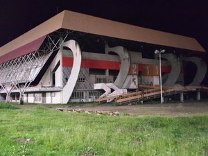Jogadores de time de Roraima dormem em ginásio sem energia elétrica