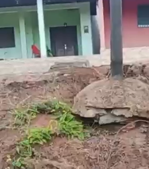 [Vídeo] Meses após denúncia, risco de queda de poste continua preocupando morador em Feira Grande