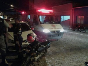 Irmãos alcoolizados caem de moto e um deles é levado para o hospital