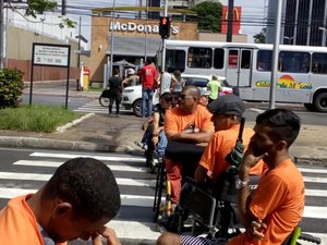 Sem respostas, cadeirantes voltam a protestar contra falta de acessibilidade no Farol