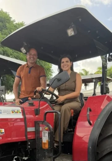 Prefeita Marcela recebe trator equipado da Codevasf para Novo Lino
