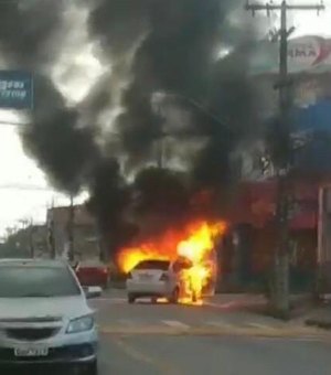 Incêndio deixa carro completamente destruído no Benedito Bentes