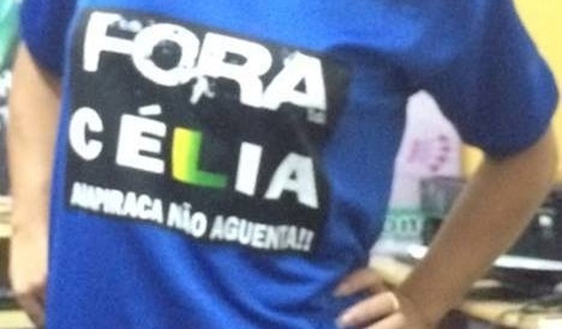 Movimento 'Fora Célia' é impedido de realizar protesto durante desfile