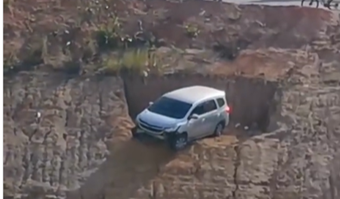 Veículo cai em ribanceira localizada na Avenida Marília, em Maceió; imagens impressionam