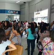 Servidores da prefeitura de Arapiraca fazem greve e cobram salário em aberto