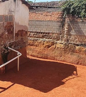 [Vídeo] Casa de irmãs no Benedito Bentes que escavavam terreno desaba durante chuvas