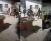 [Vídeo] Abordagem da polícia termina com empurrões e disparo de arma; criança presencia