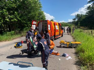 Veículo capota e deixa três pessoas gravemente feridas no Benedito Bentes 